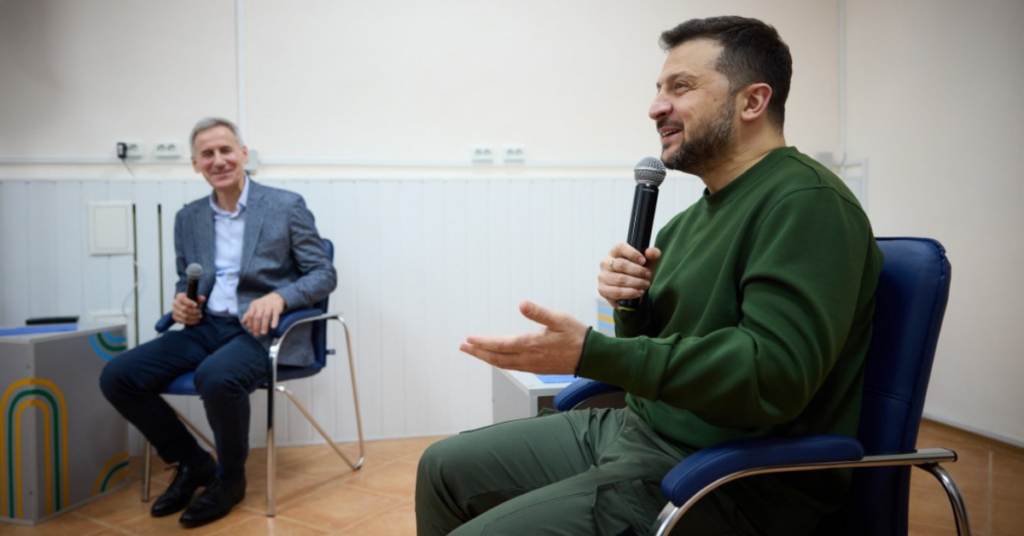 Volodymyr Zelenskyy Najznamejsi fundraiser na svete zarobil v roku 2023 iba 335 tisic Eur recnik loom.sk