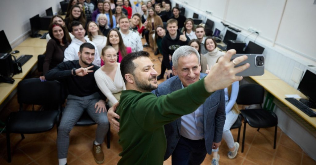 Volodymyr Zelenskyy Najznamejsi fundraiser na svete zarobil v roku 2023 iba 335 tisic Eur selfie loom.sk