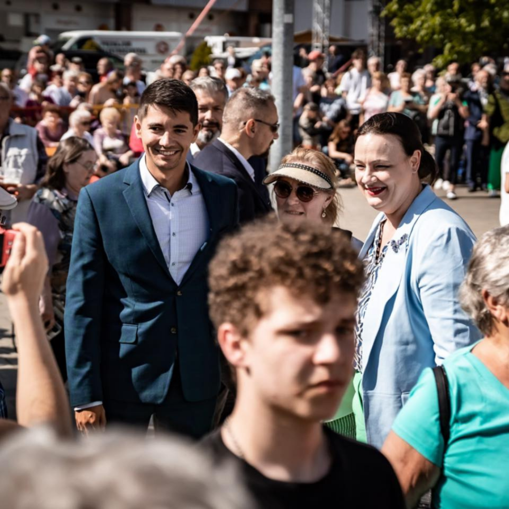 Fico je premiér pre ľudí Zvýši minimálnu mzdu a oslavuje 1. máj s bežnými občanmi - loom.sk